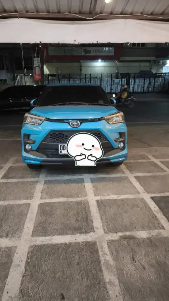 Toyota Raize biru magenta