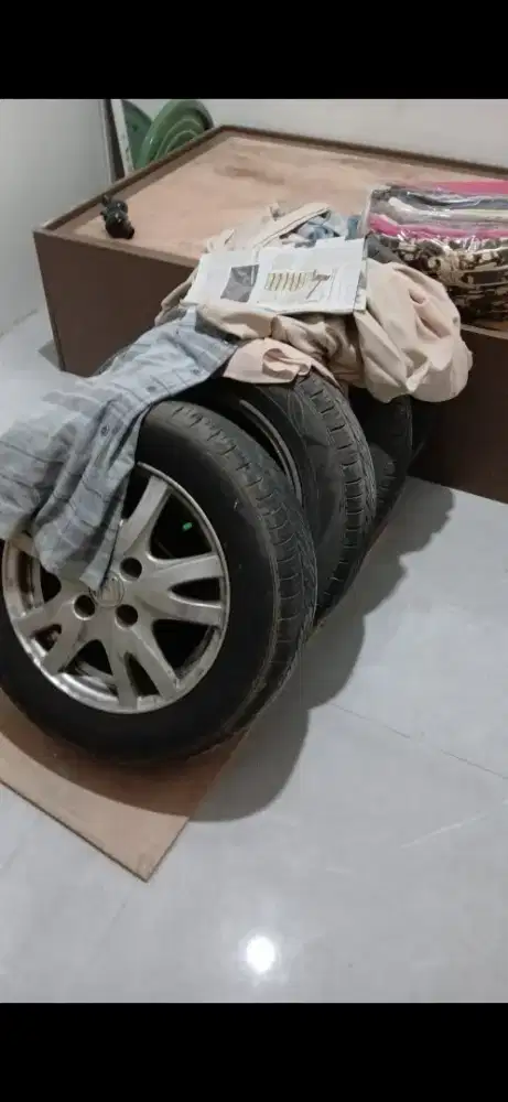 Pelek mobil orisinil honda brio.