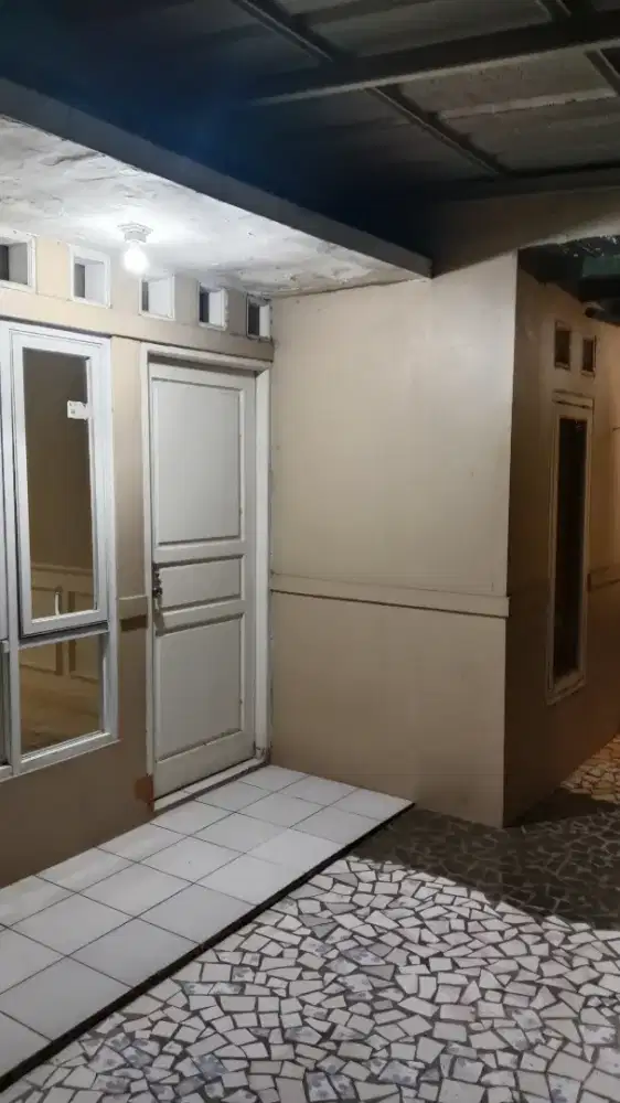 Kontrakan ada parkir mobil