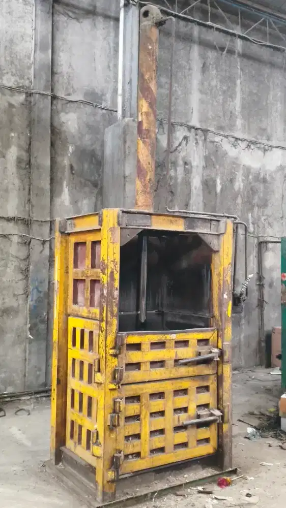 Pres hidroulik baller kardus kertas