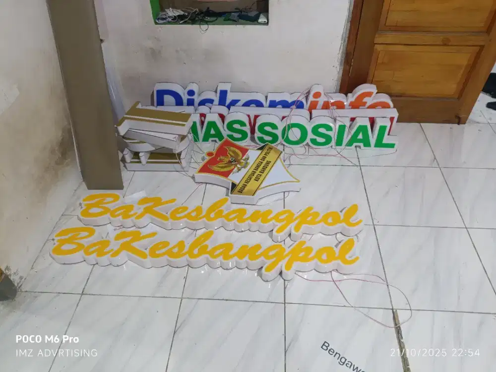 Huruf timbul papan nama billboard