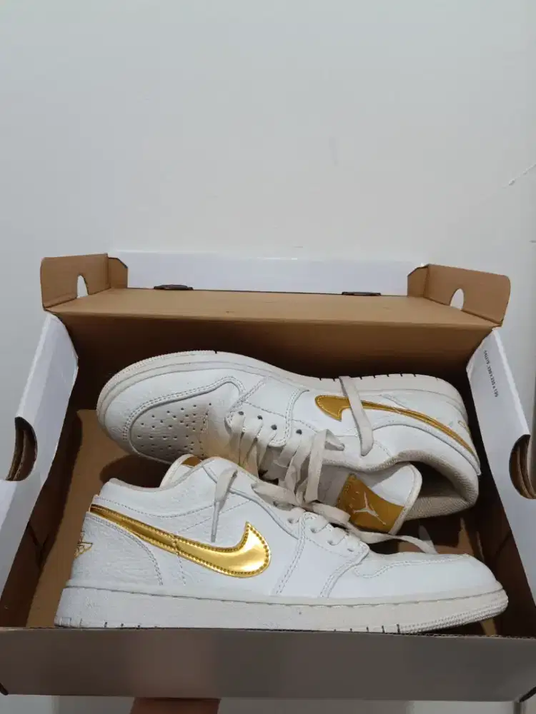 Nike Air Jordan 1 Low SE Women's White 'Metallic Gold' 