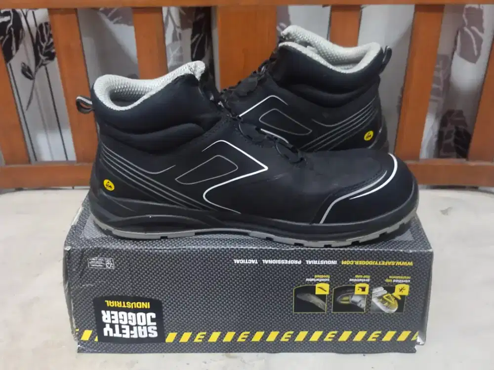 Sepatu Safety Jogger Cador