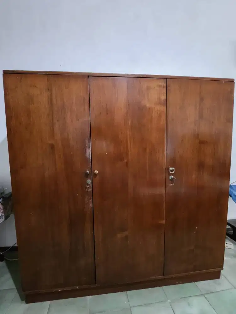 DI JUAL LEMARI PAKAIAN KAYU JATI 3 PINTU