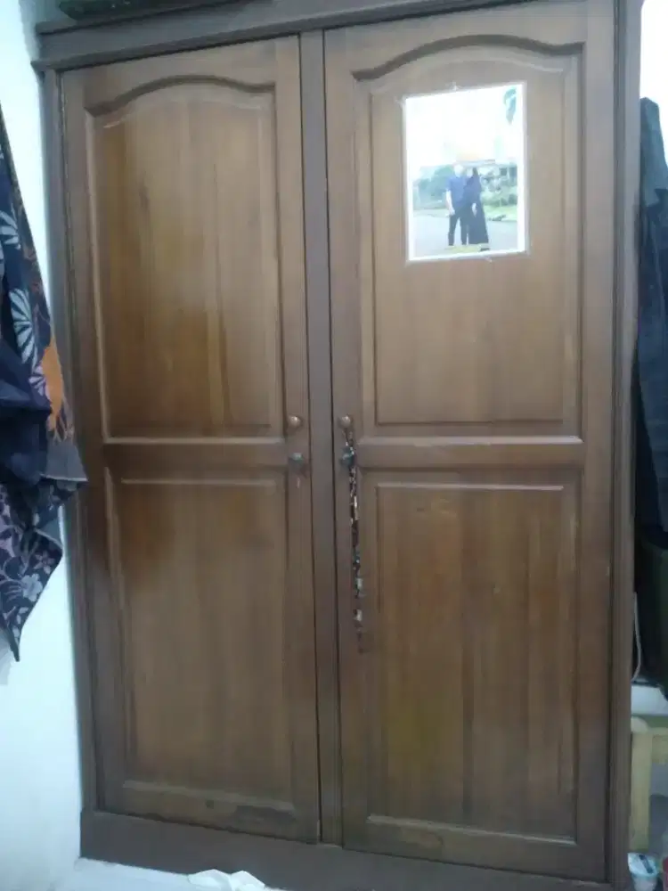 Jual lemari second masih kokoh 2 pintu jati asli