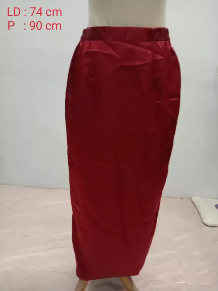 Rok Merah Bahan Satin Preloved