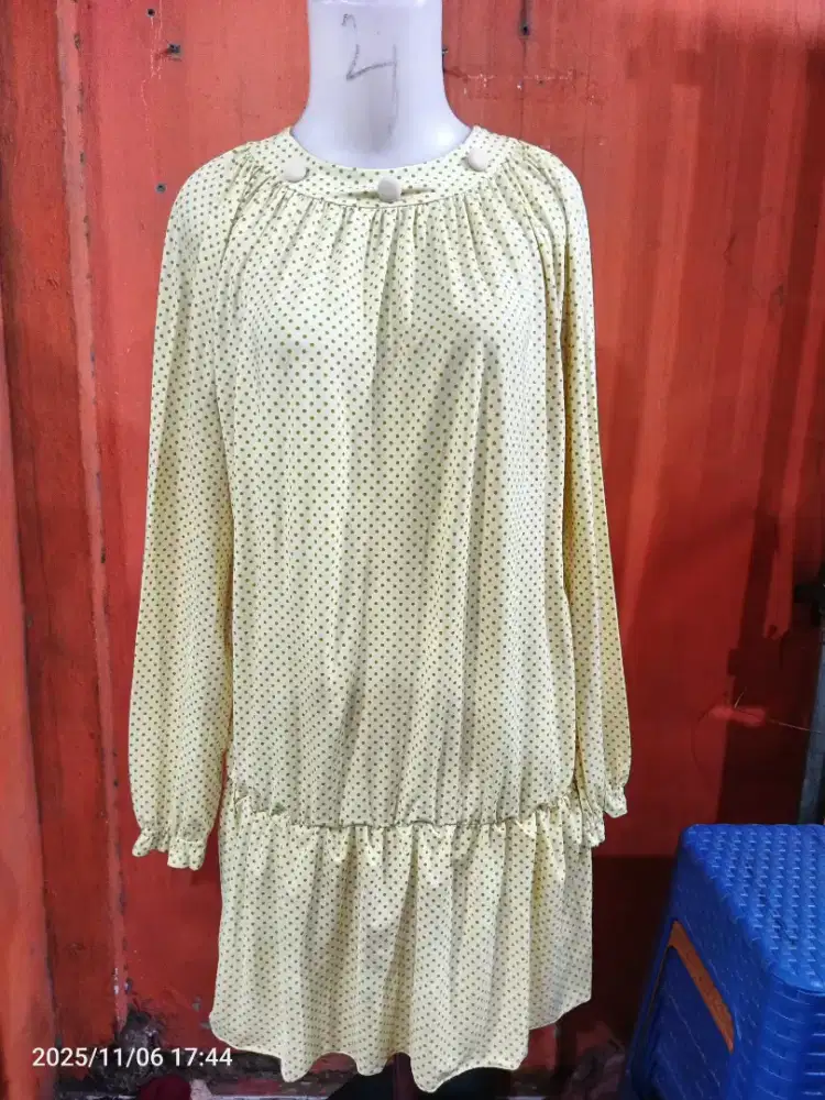 Baju thrifty 20k/baju. 50k ambil semua.