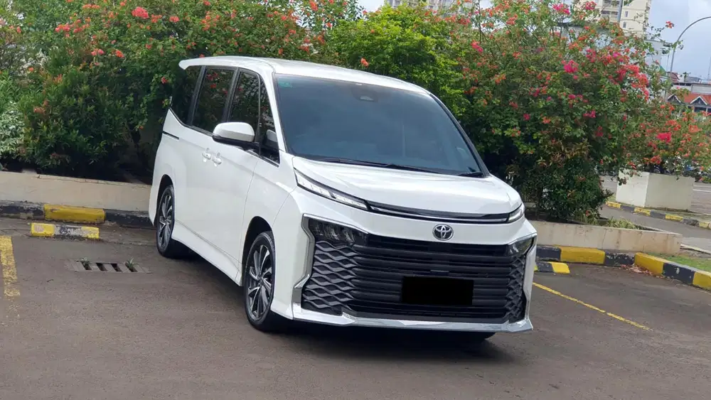 [ LOW KM ] Toyota Voxy TSS Camera360 AT 2023/2024