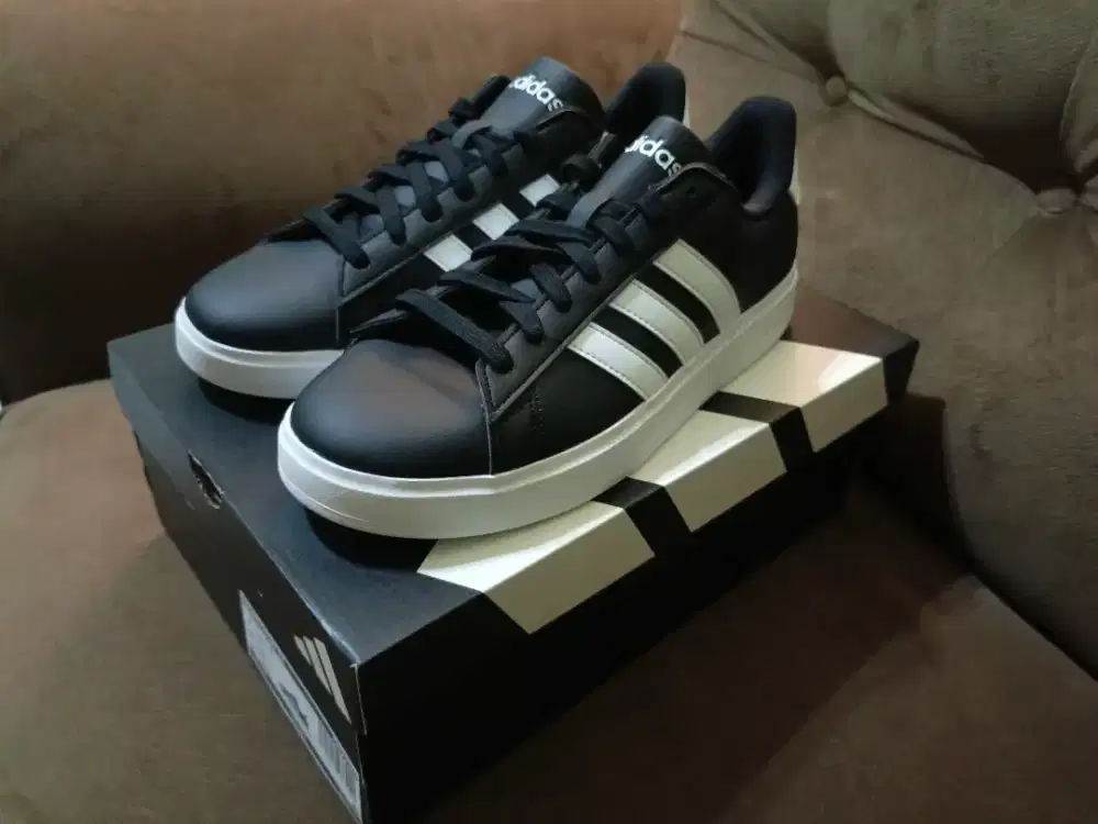 Sepatu Adidas size 42 2/3 original 100% jaminan uang kembali