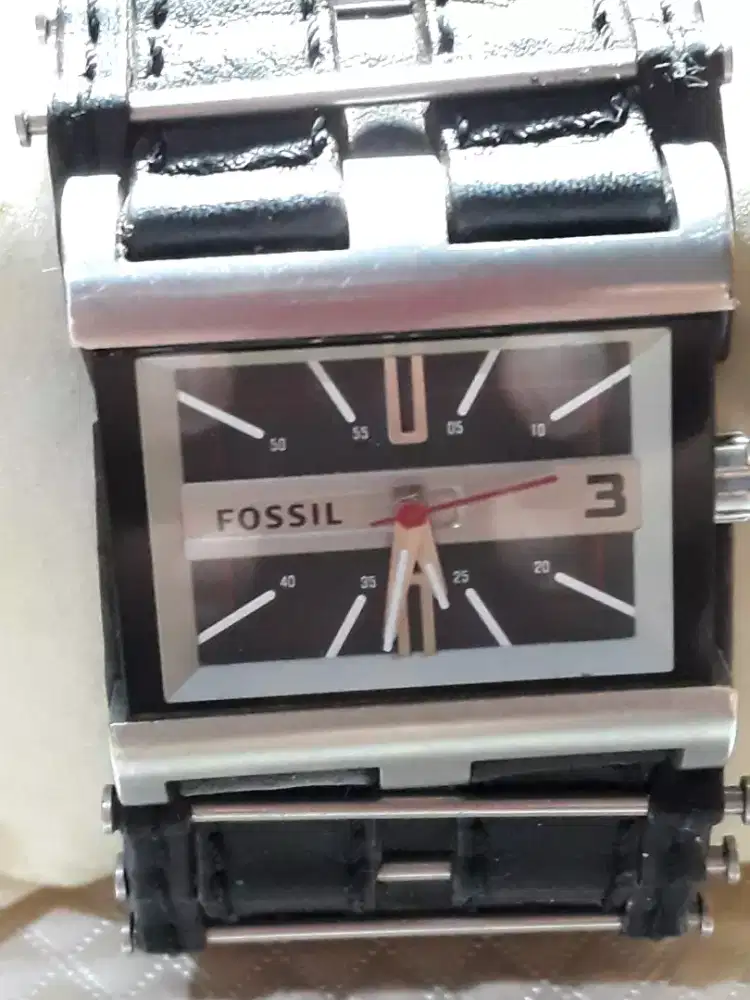 Jam tangan Fossil Trend Quartz Analog Man Watch dengan kode  JR9988.