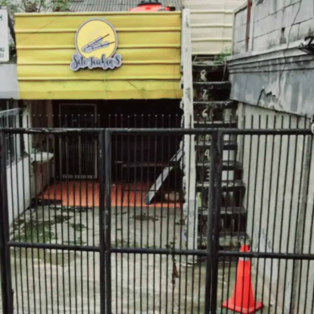 RUMAH ADA ROOFTOP  UNTUK USAHA /CAFE  DEPAN JALAN RAYA