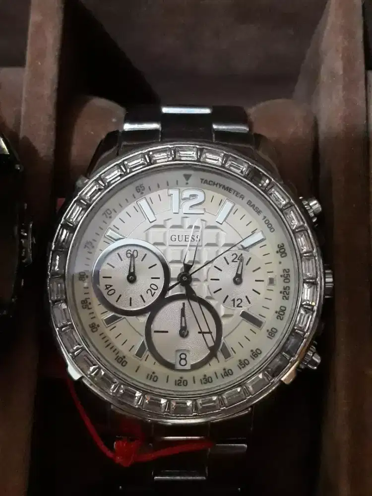 Jam tangan model Guess W0016L1