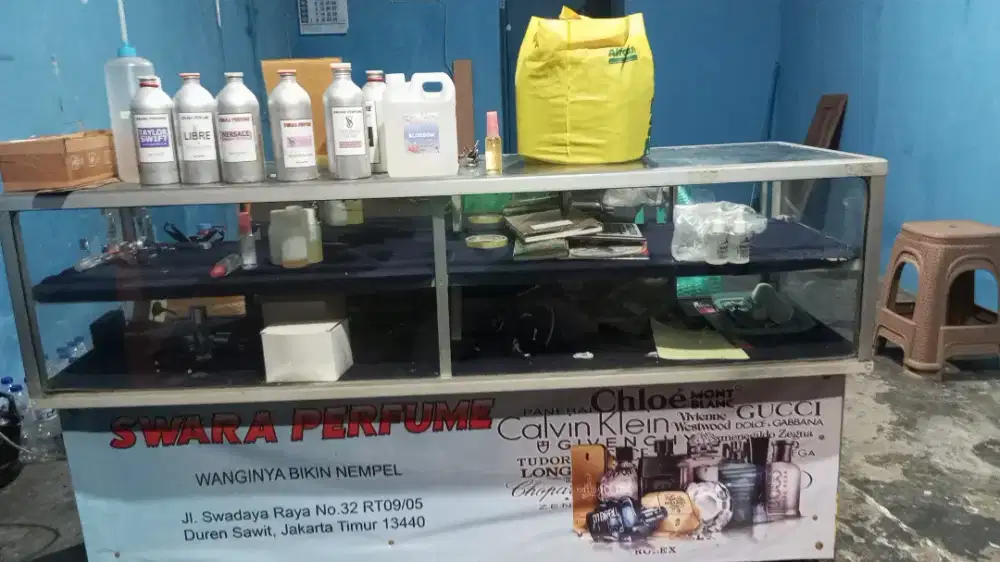 Etalase bekas miyak wangi