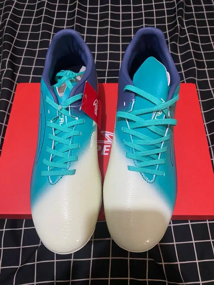 SEPATU BOLA SPECS ACRUX LIGHTEST