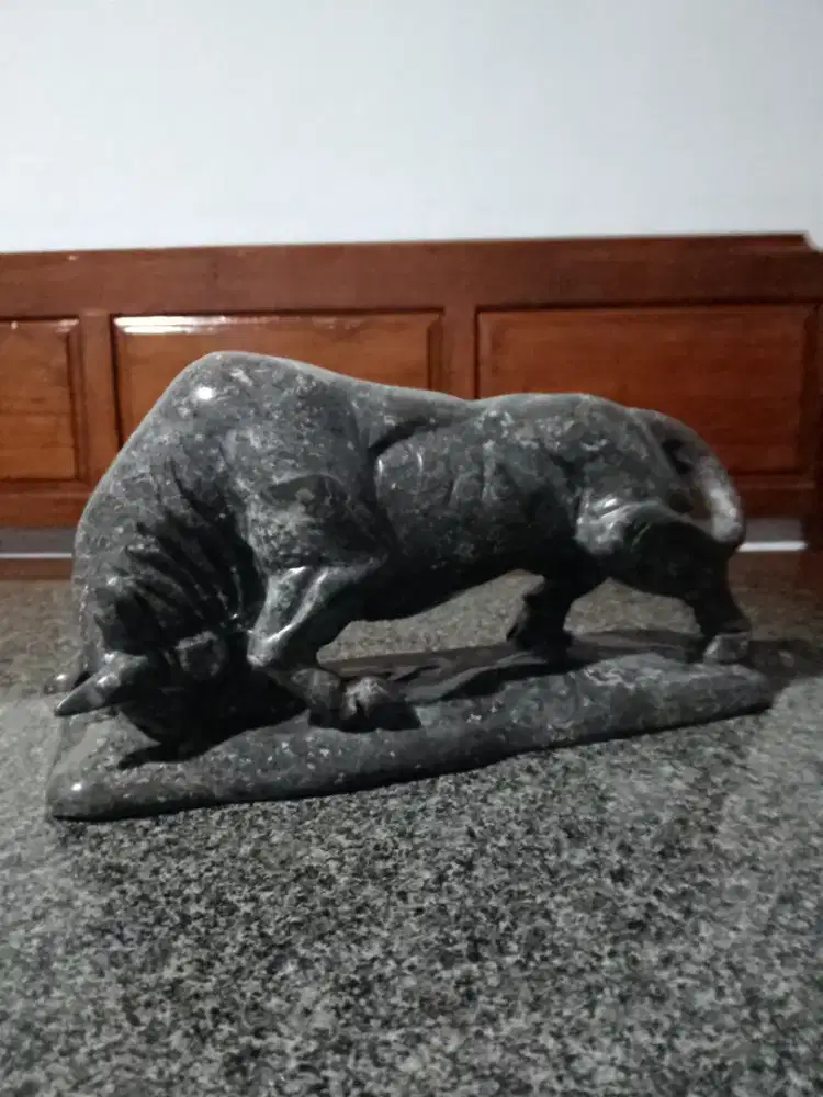 Patung  banteng batu hitam