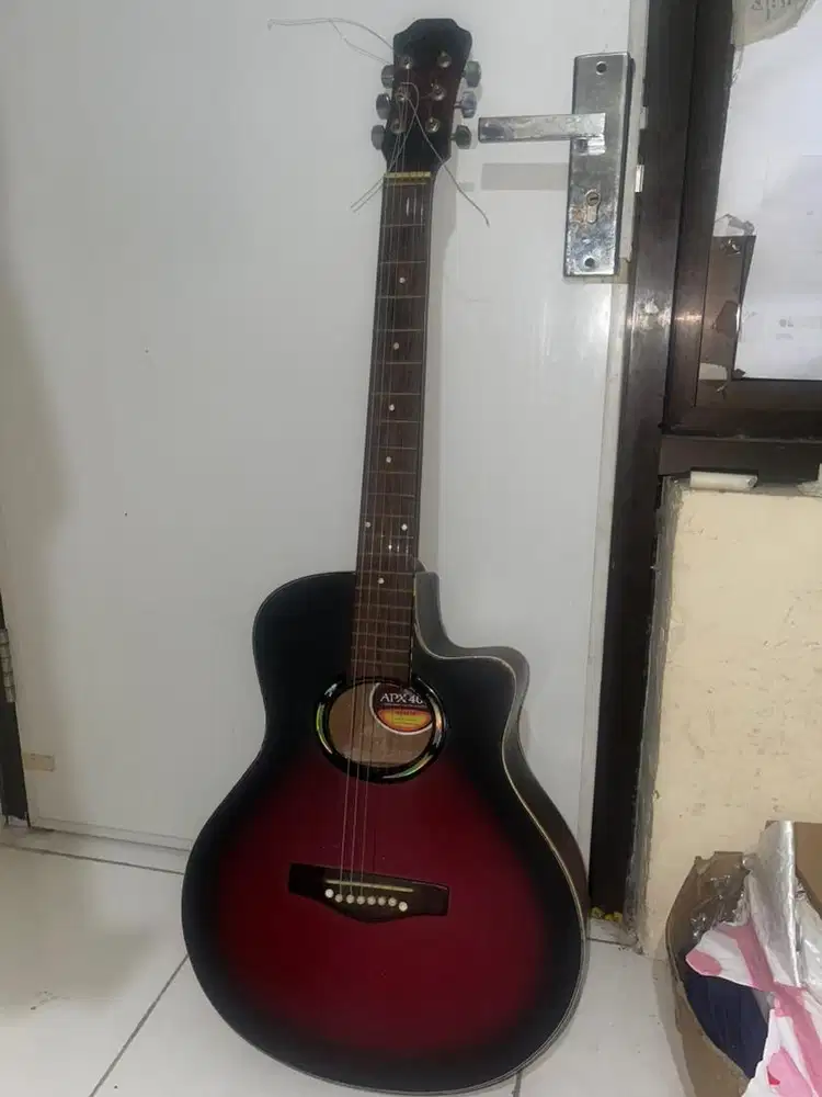 Gitar Akustik Pemakaian Pribadi