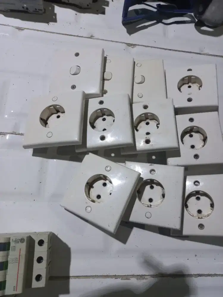 MCB listrik dan terminal listrik clipsal