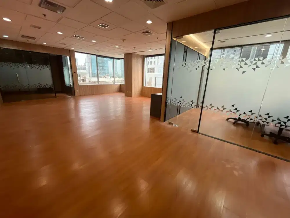 Disewakan Office Space Menara Sudirman, Luas 218m2, Semi Furnished