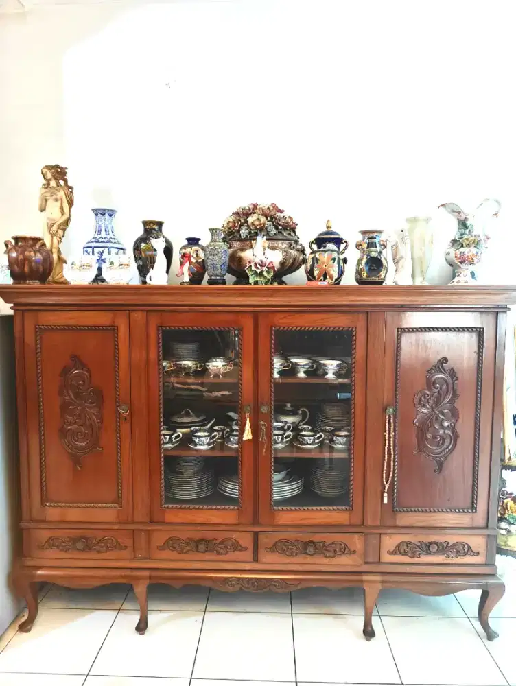 Lemari Hias Antik Kayu Jati Vintage Ukiran Pahat Jawa
