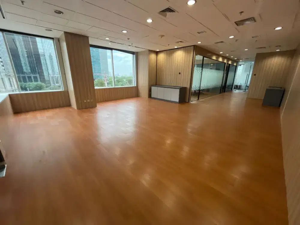 Disewakan Office Space Menara Sudirman, Luas 300m2, Semi Furnished