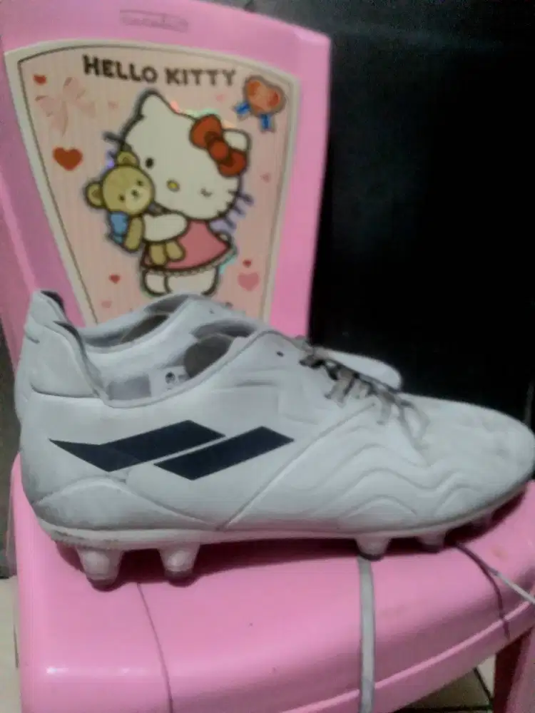 Sepatu bola merk mills