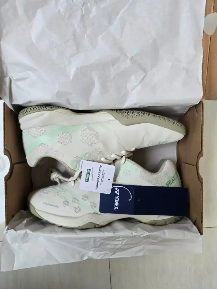 Sepatu bulutangkis yonex SHB