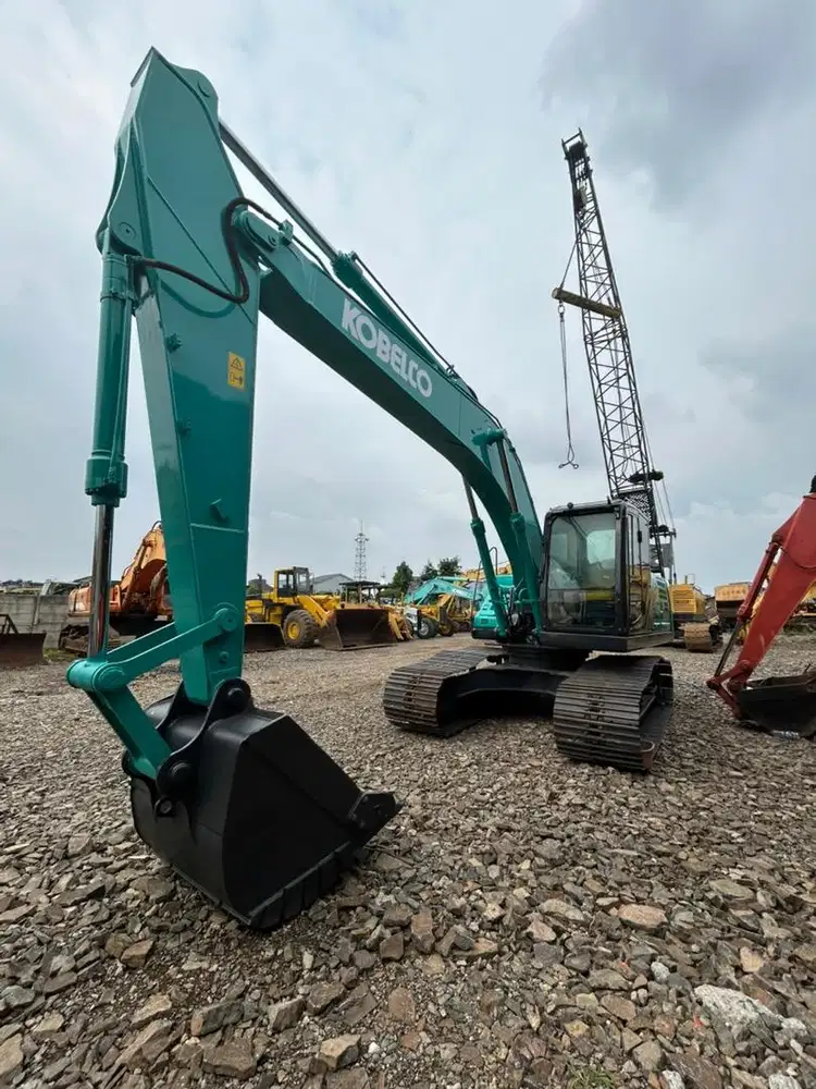 Kobelco SK200-10 excavator