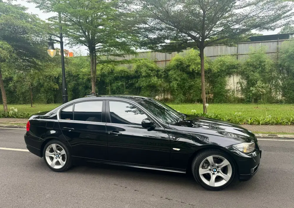 BMW 320i 2011 Bensin