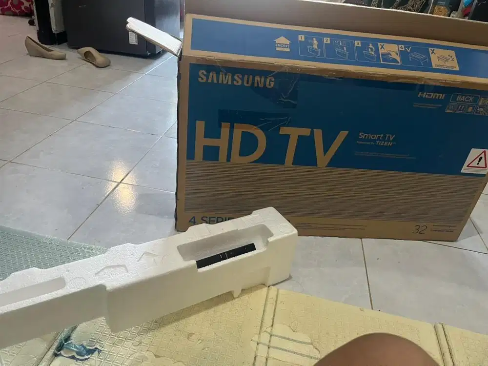 Smart TV samsung 32'' T4500 kondisi rusak LCD
