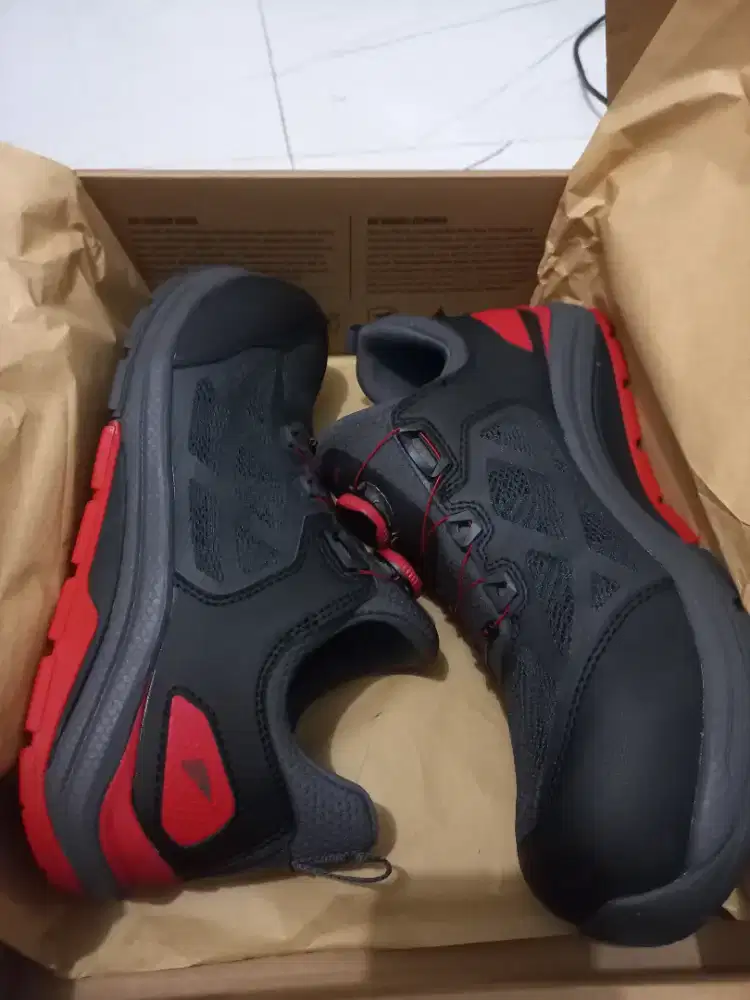 Safety shoed red wing cooltech athletics 6343