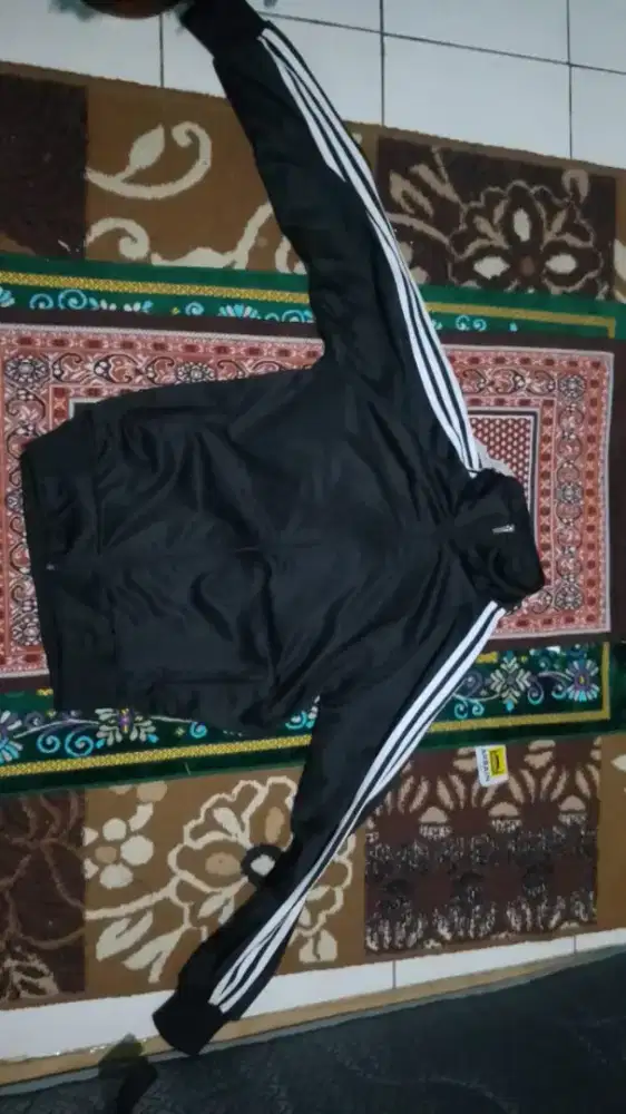 jaket garis tiga(jualin punya temen)