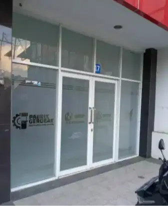 Dekorasi sticker kaca film sanblasting stiker motif logo toko kantor