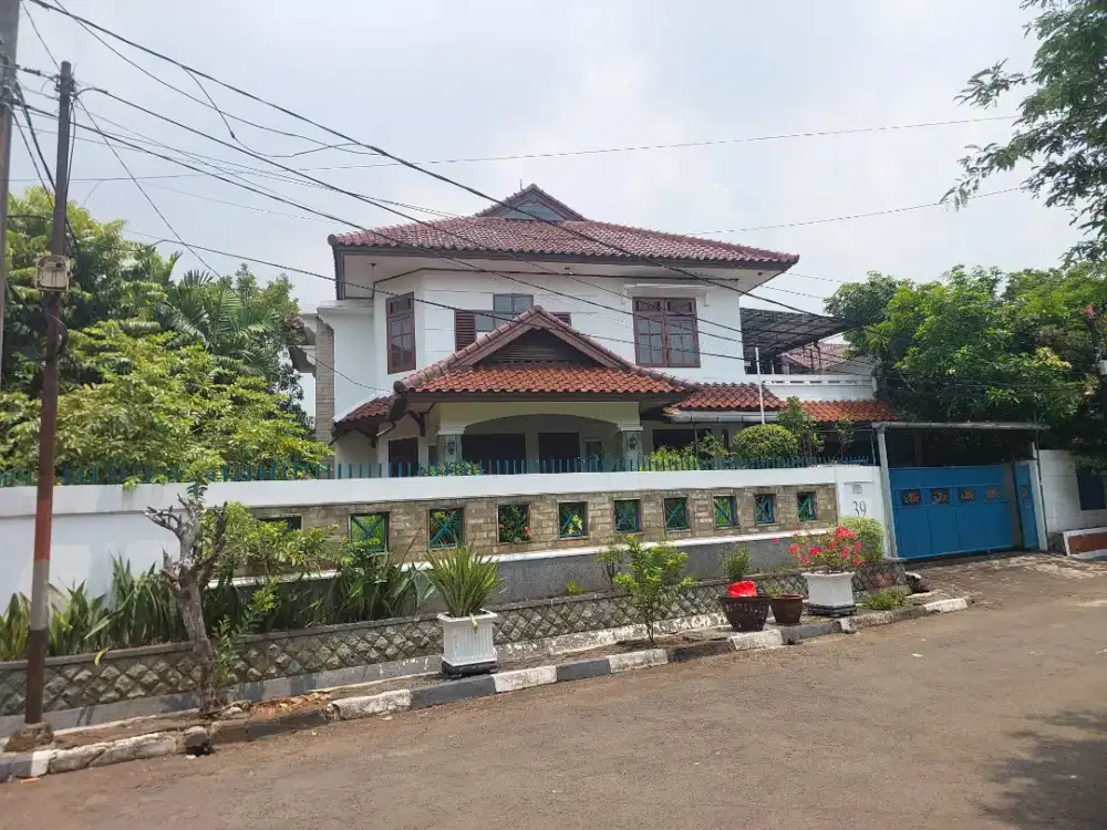Rumah besar asri posisi hook di komplek BULOG Jatiwarna