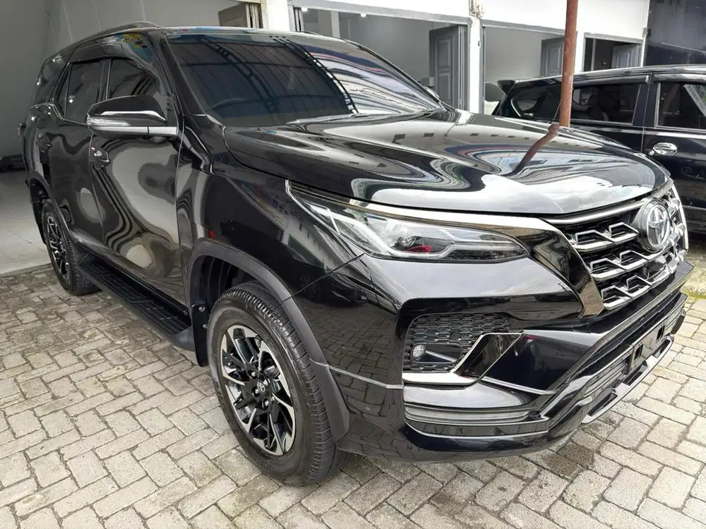 Fortuner 2.8 GR Sport Automatic 2022 Hitam