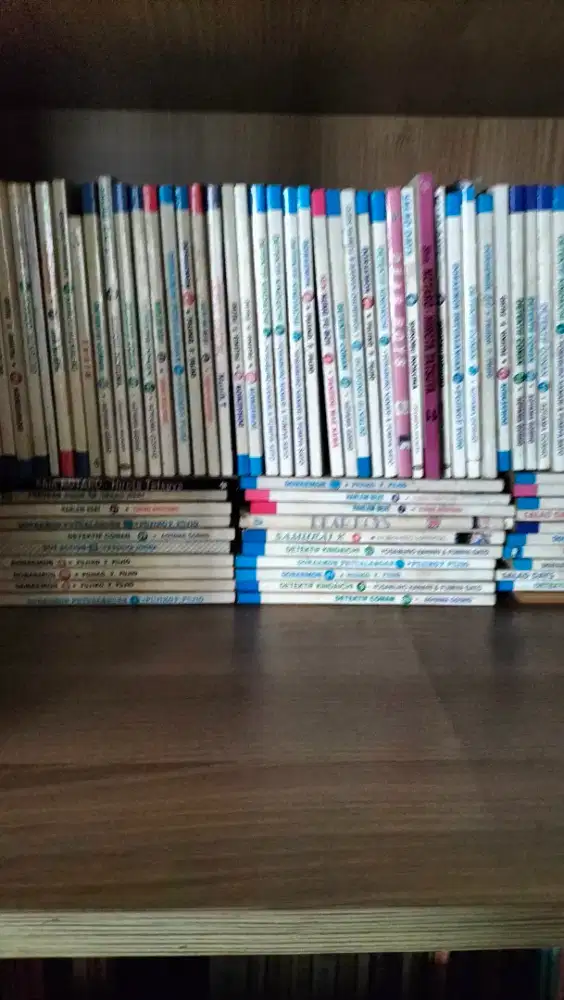 Komik seri Doraemon dll.