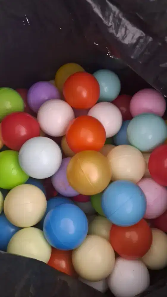 Bola plastik warna warni
