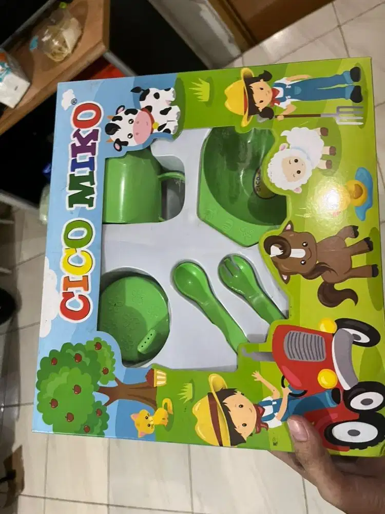 Set makan bayi warna hijau