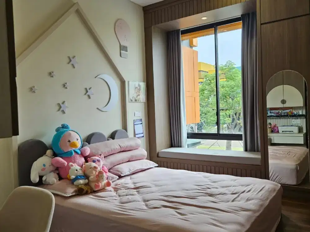 Rumah Full Furnish Dekat Danau, Kawasan Pendidikan & Kuliner di Cluster Mozart Summarecon Serpong