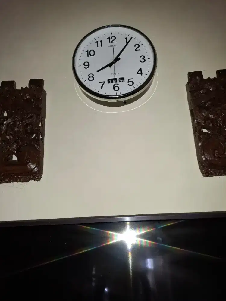 Jam dinding Seiko ada tanggalannya