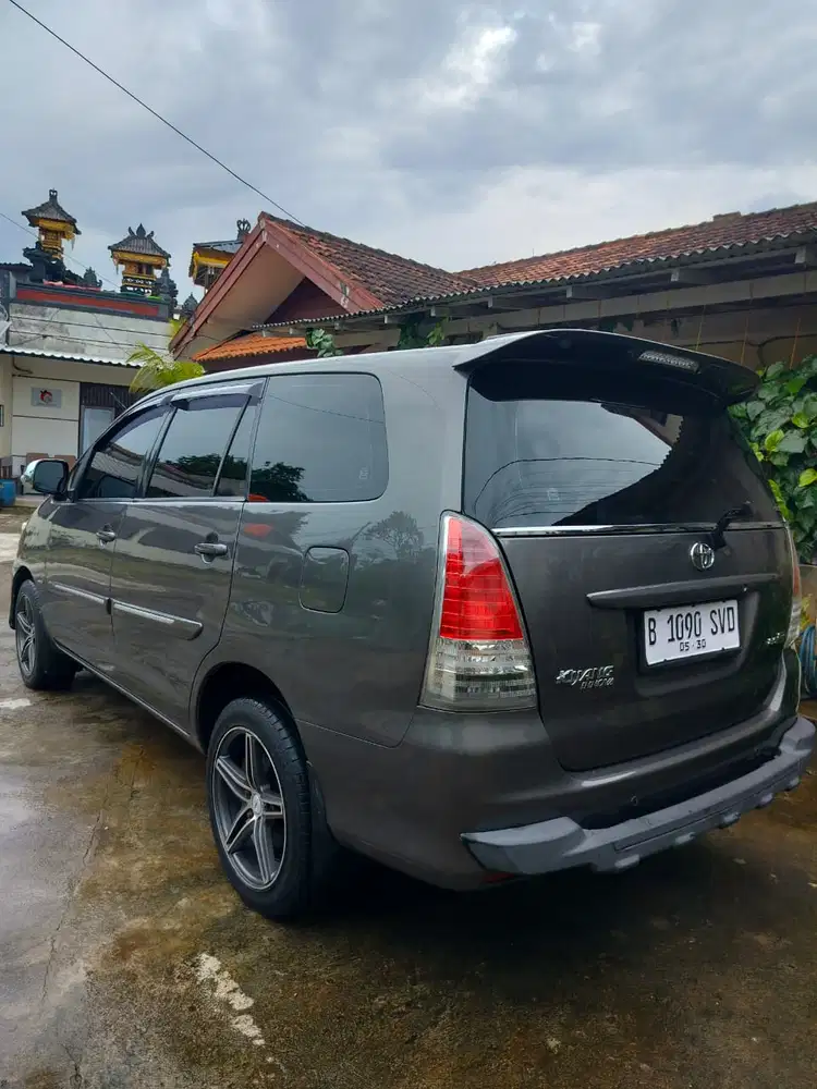 Toyota Kijang Innova 2010 Bensin