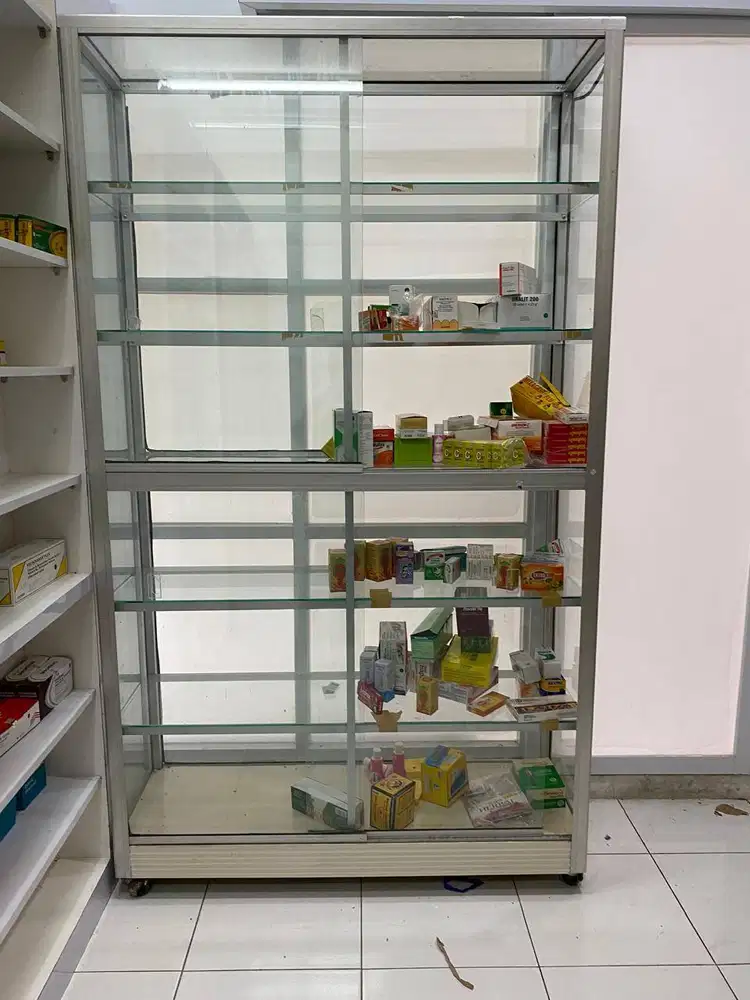 Etalase kaca untuk apotek uk 2x1m