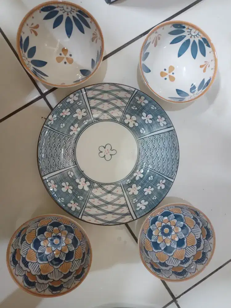 Piring dll (lihat di foto), Ember, Tmp baju kotor, kursi