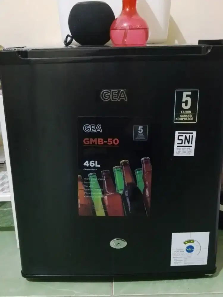 Smart Tv merek Xiaomi 32 inch  & kulkas Gea mini