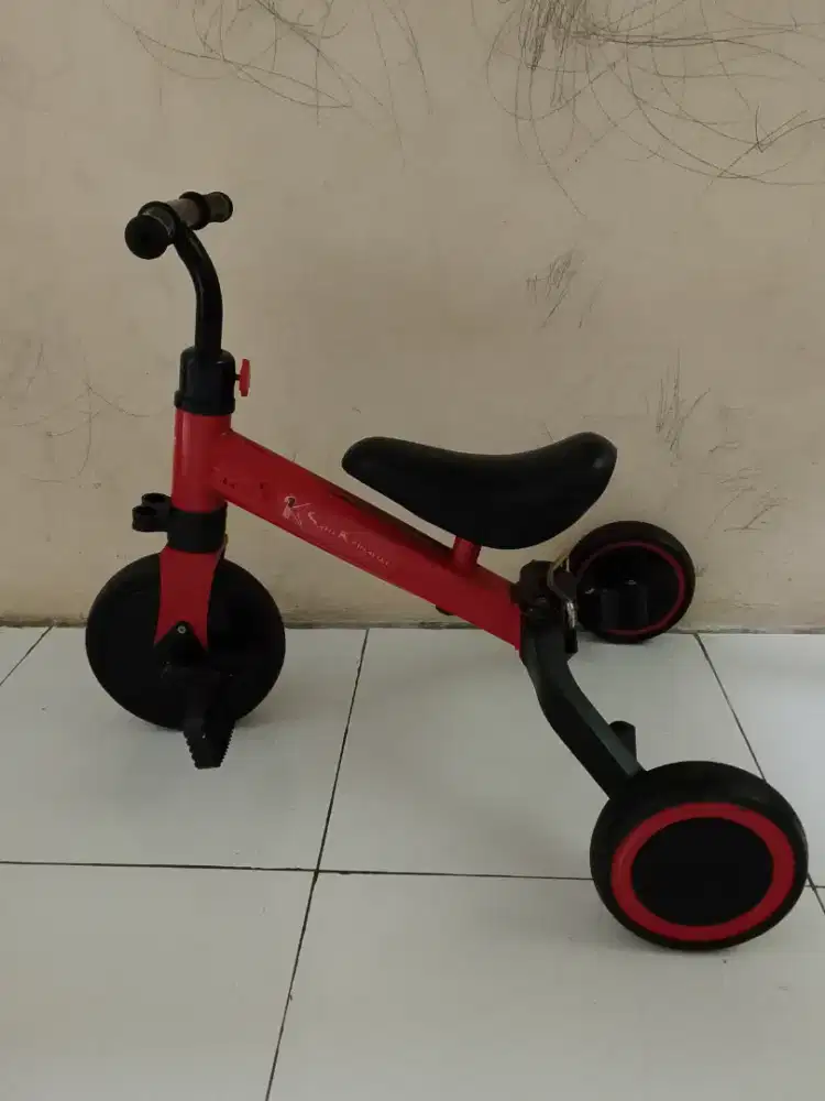 Sepeda roda tiga anak