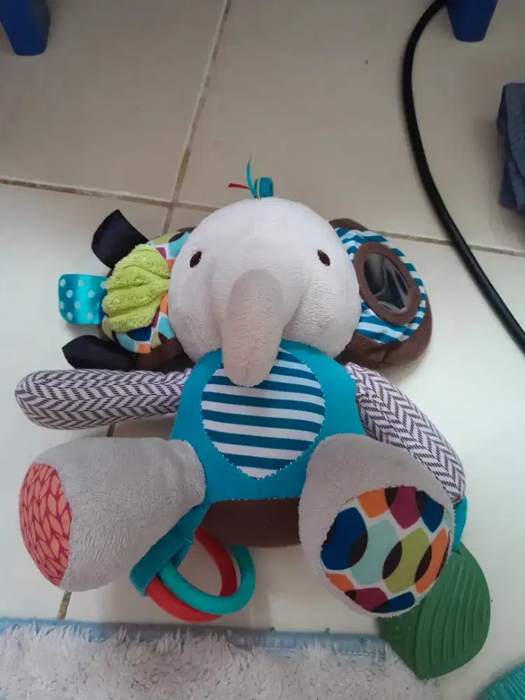 Boneka dan selimut bayi bekas