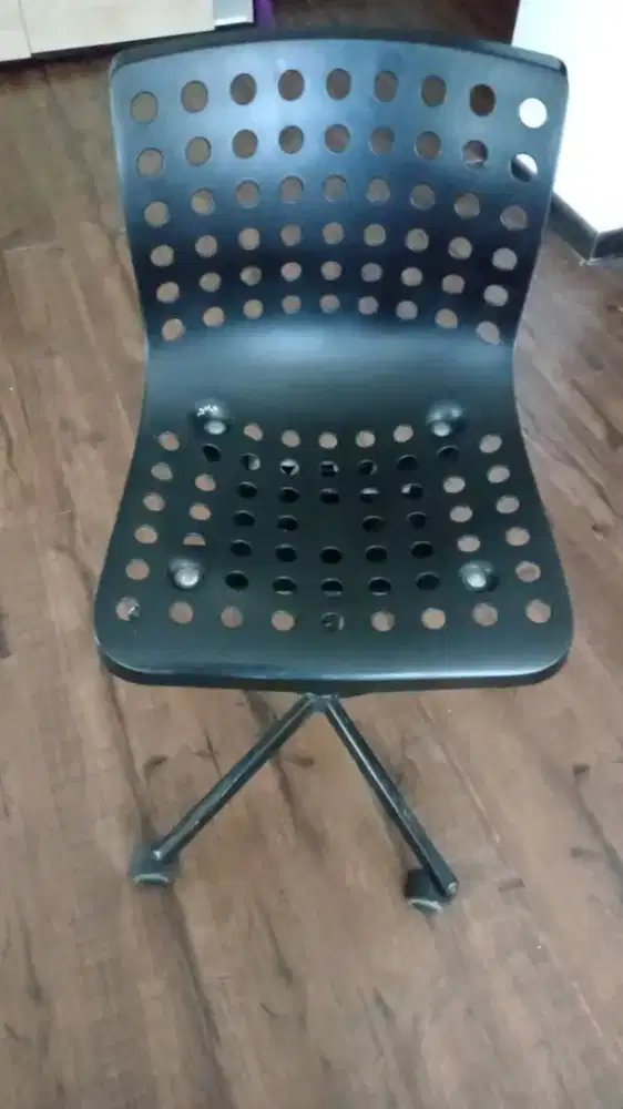 Kursi kantor roda dan putar