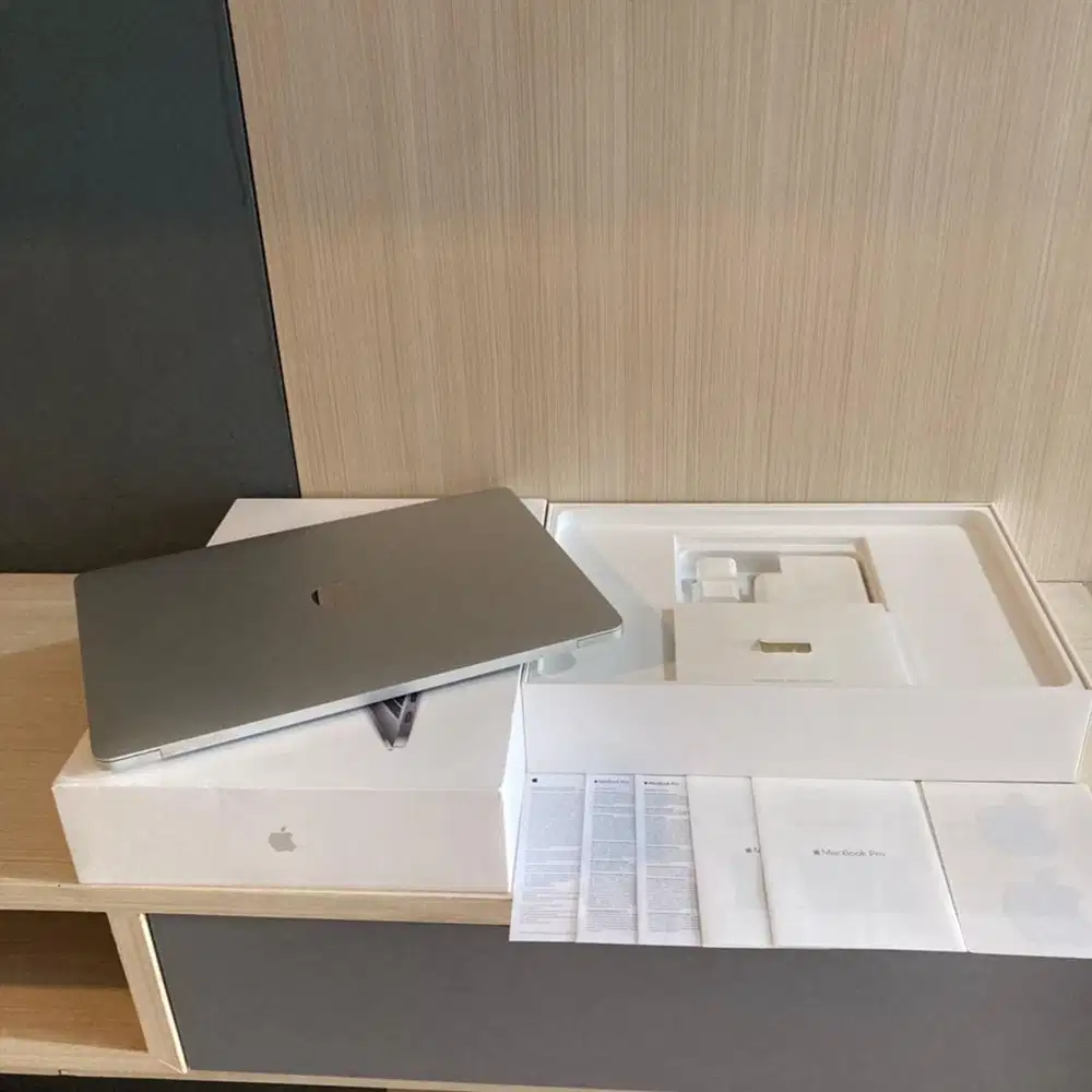 Macbook Pro 13 2018 ibox Like New Fullset