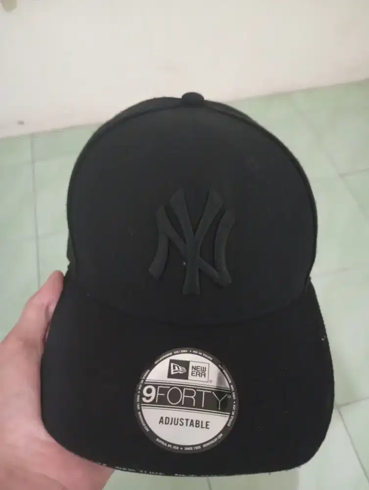 Topi New Era 9FORTY NY Yankees (Black on Black).