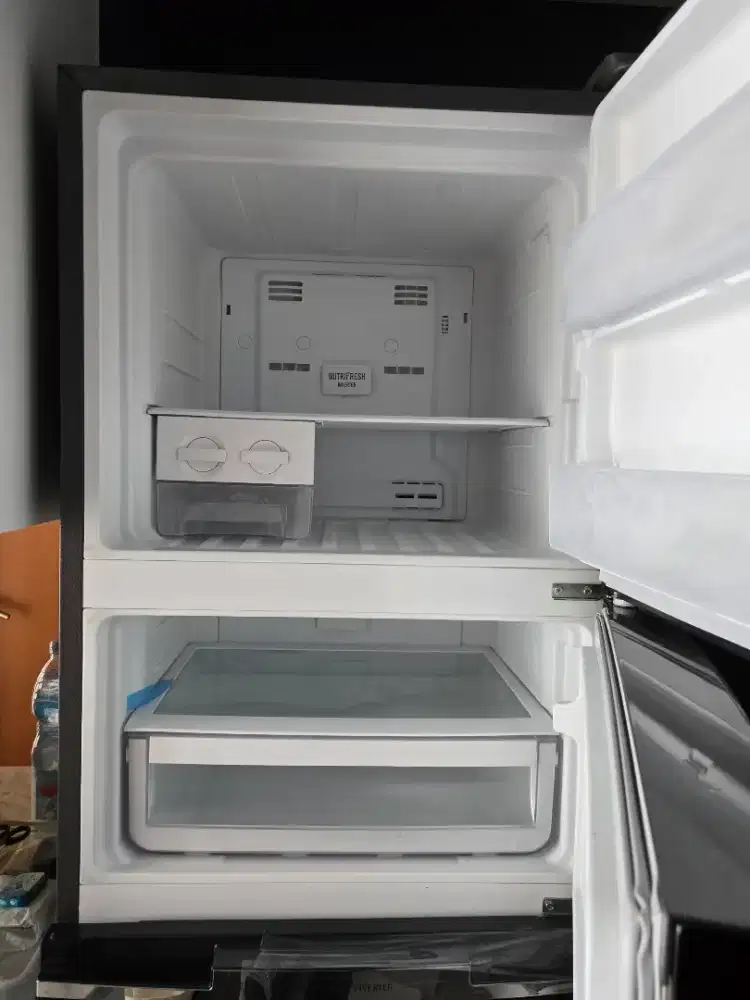 Second Electrolux kulkas 3pintu 336L EME3700H-A