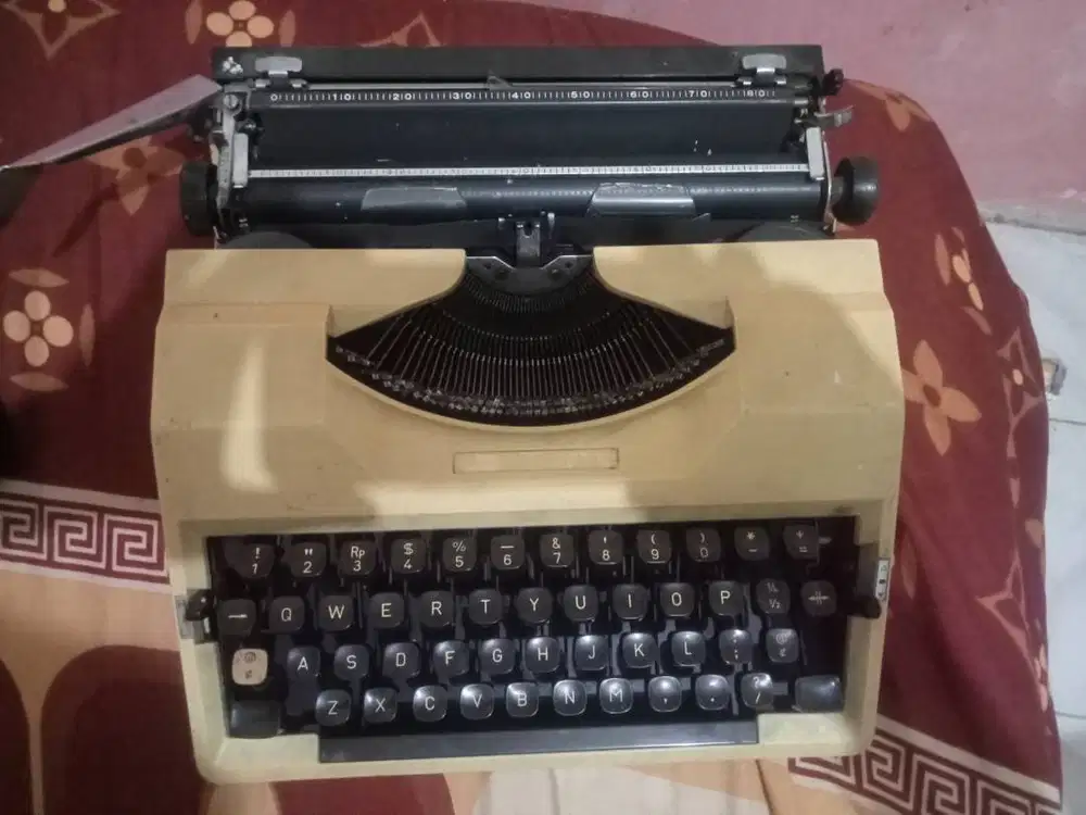 Jual mesin ketik jadul kondisi baik bisa digunakan